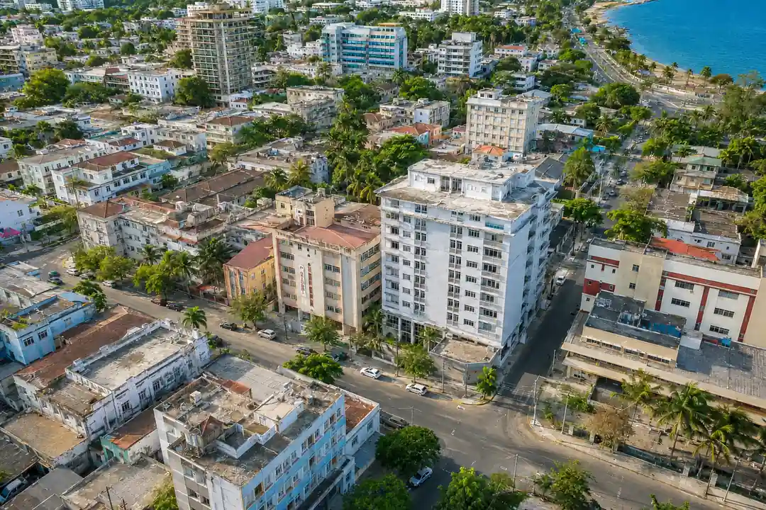 Ilustração aérea gerada por IA de um centro urbano inspirado em Moçambique